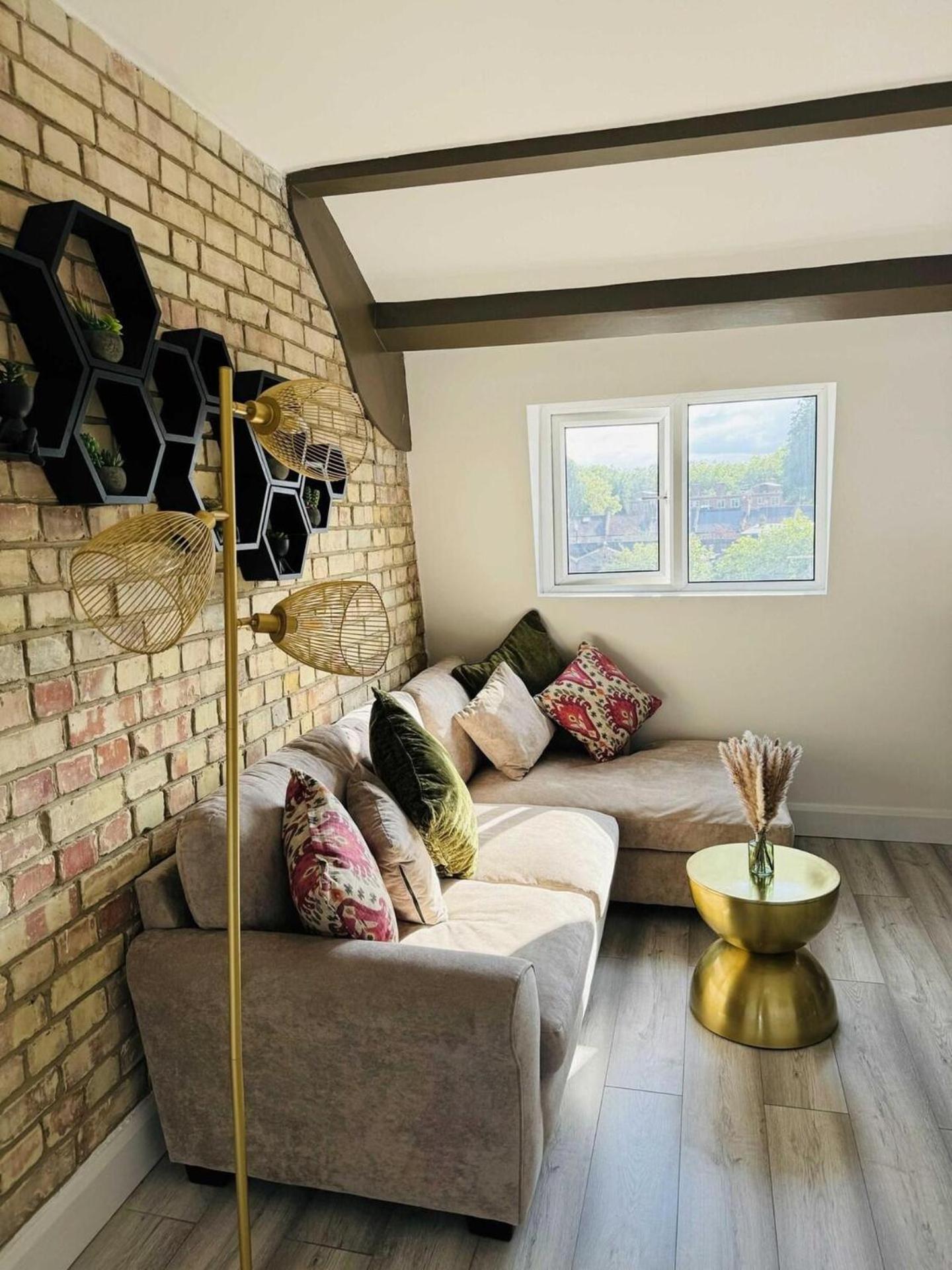 Stylish Two-story Retreat * Londra