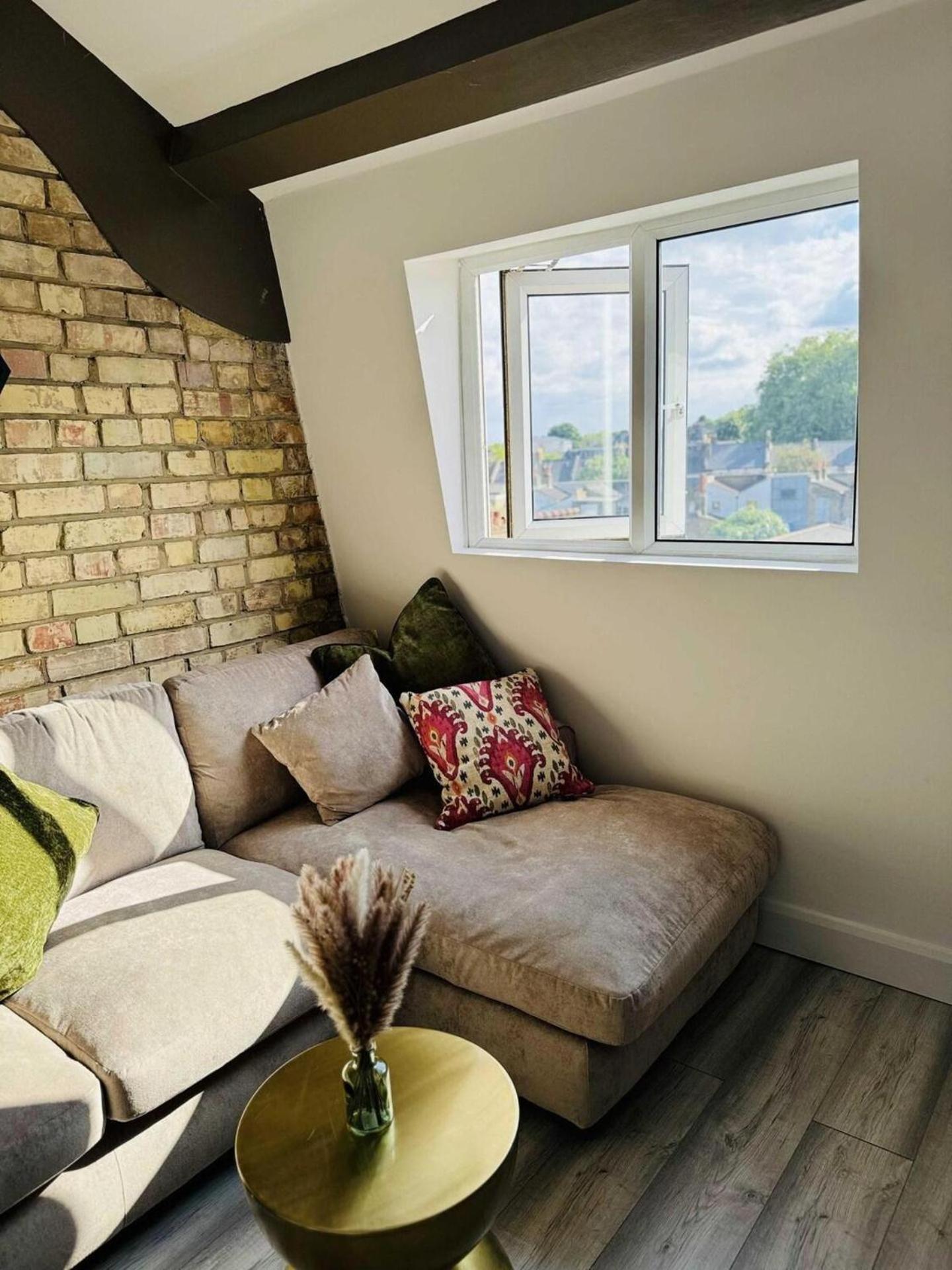 Apartment Stylish Two-story Retreat London